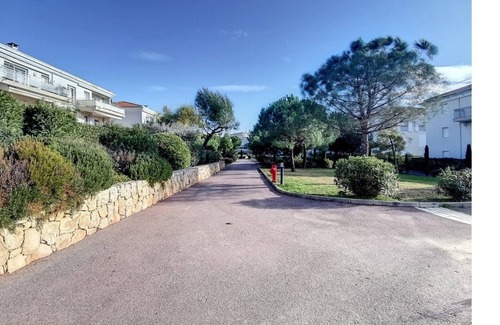 Antibes Apartment | Large 3P apartment in estate on top floor with waterfront sea view