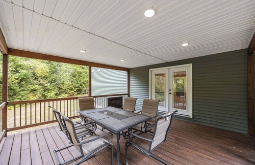 Bristol House | Large 4 bdrm Family home, sleeps 10! 12ft family dining table.