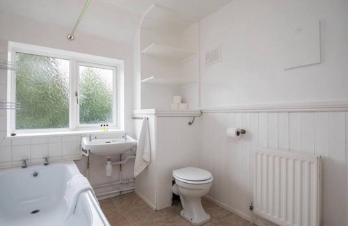 Old Windsor House | Large 4 bed by River Thames