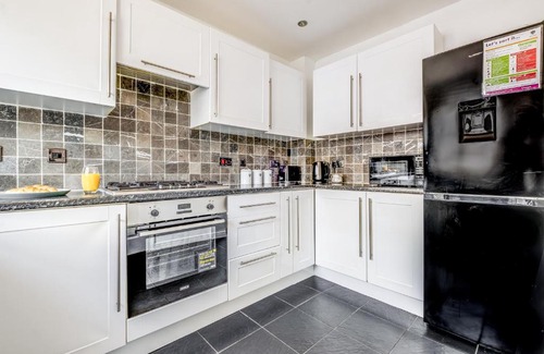 Bedford Apartment | Large 4 bed with free parking close to town centre fast WiFi and crisp hotel standard linen hosted by Our Home Short Stays