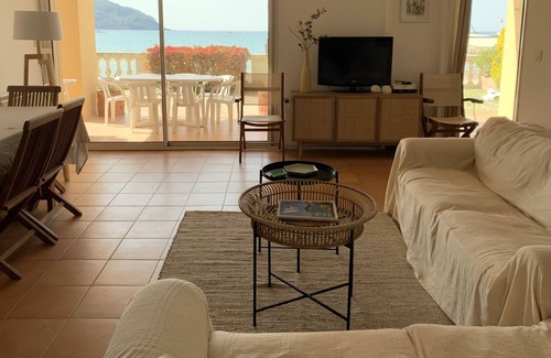 Les Lecques Apartment | Large 4 bedroom apartment on the beach sea view with Garden