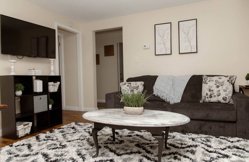 Bristol Apartment | Large 4 Bedroom CT Home Comfy for Longer Stay