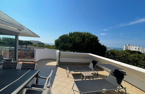 Le Couchant Apartment | Large 4-bedroom waterfront apartment with 90m2 terrace and sea view
