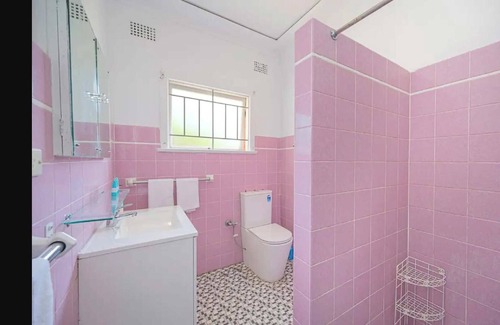 Willoughby House | Large 4 Bedroom House with Free Parking on Site, 10 km to Sydney CBD