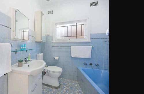 Willoughby House | Large 4 Bedroom House with Free Parking on Site, 10 km to Sydney CBD