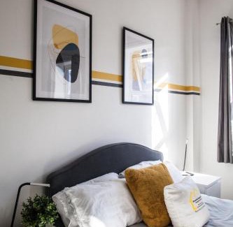 Wallasey Apartment | Large 4-Bedroom House, 6 Beds, Comfortable Home-from-Home, Great Deals