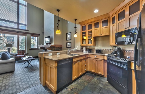 Park City Condo | Large 4 Bedroom Ski-in/Out, Sleeps 12, Vaulted Ceilings, Pool, Hot Tub MC12B