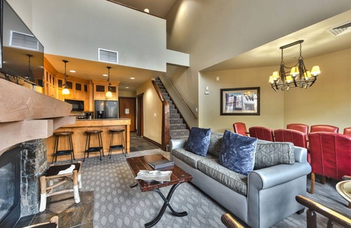 Park City Condo | Large 4 Bedroom Ski-in/Out, Sleeps 12, Vaulted Ceilings, Pool, Hot Tub MC12B