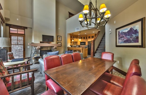 Park City Condo | Large 4 Bedroom Ski-in/Out, Sleeps 12, Vaulted Ceilings, Pool, Hot Tub MC12B