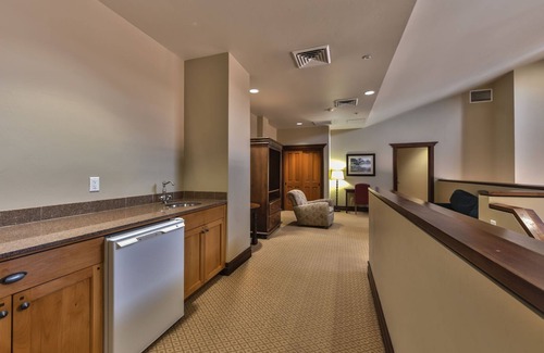Park City Condo | Large 4 Bedroom Ski-in/Out, Sleeps 12, Vaulted Ceilings, Pool, Hot Tub MC12B