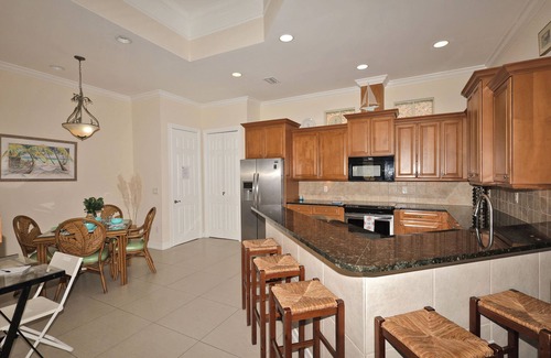 Naples Park House | Large 5 Bd-3 Full & 2 Half Baths, Heated Pool/Spa, Golf Clubs, Walk to Beach