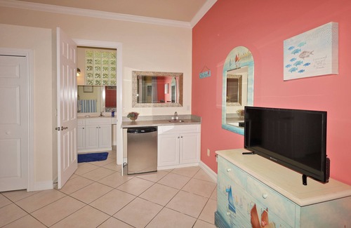 Naples Park House | Large 5 Bd-3 Full & 2 Half Baths, Heated Pool/Spa, Golf Clubs, Walk to Beach