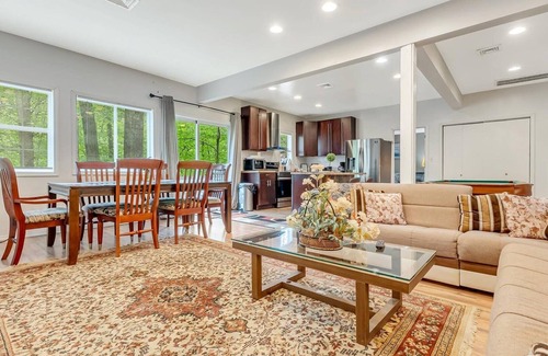 East Stroudsburg House | LARGE 5 BDR, 4 BTH HOUSE WITH HOT TUB, POOL TABLE & CLOSE TO CAMELBEACH