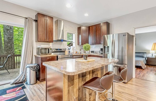 East Stroudsburg House | LARGE 5 BDR, 4 BTH HOUSE WITH HOT TUB, POOL TABLE & CLOSE TO CAMELBEACH