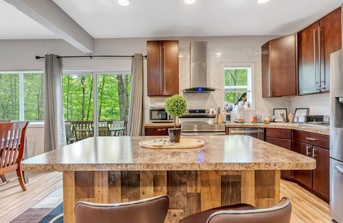 East Stroudsburg House | LARGE 5 BDR, 4 BTH HOUSE WITH HOT TUB, POOL TABLE & CLOSE TO CAMELBEACH