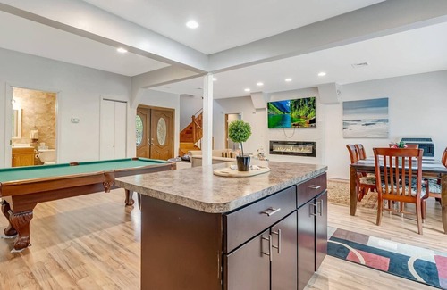 East Stroudsburg House | LARGE 5 BDR, 4 BTH HOUSE WITH HOT TUB, POOL TABLE & CLOSE TO CAMELBEACH