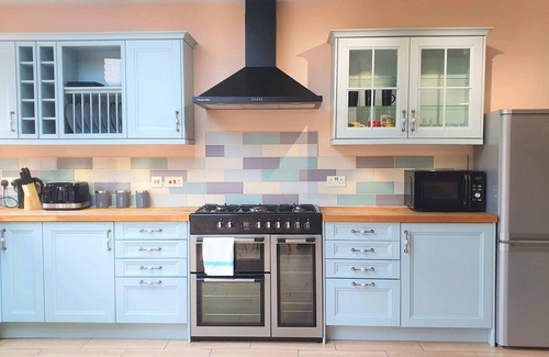 Swindon House | Large 5 Bed Home Parking 2 Cars, Terrace, Garden