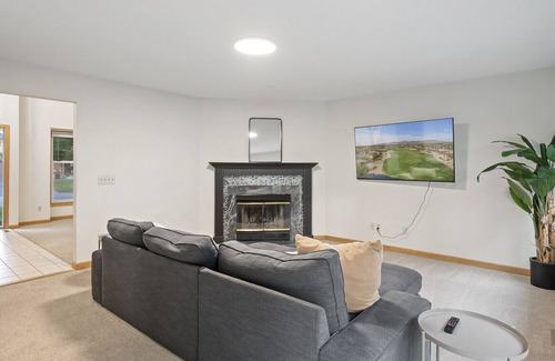 Brooklyn Park House | Large 5 Bed Home with Huge Yard!