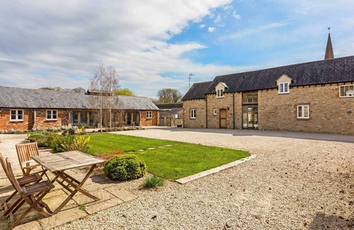 Shellingford Cottage | Large 5 bedroom holiday let in the Cotswolds - The Barn