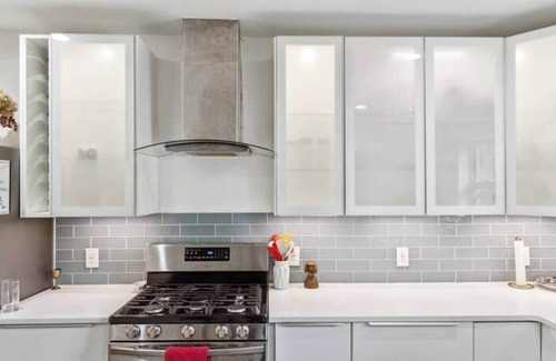 East Point House | Large 5 Bedroom Home Near Airport