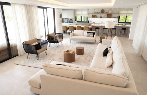 Marbella Villa | Large 5 Bedroom Villa With Heated Pool + Sea Views