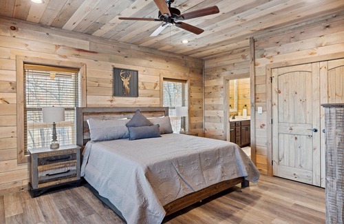 Bellevue Cabin | Large 5 Bedroom with Hot Tub, Fire Pit, WiFi, Arcade, King Beds, GREAT VIEW!