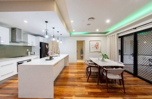 Sunnybank House | Large 5BR 3BA Fam Home w Parking+Yard at Sunnybank