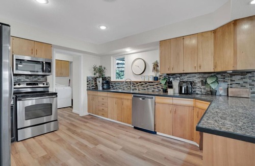 Fairfield House | Large 6 Bedroom Near Napa | Sleeps 12 l Game Room