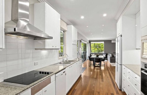 Coffs Harbour House | Large 6 room 4 bath 13 person centrally located Coffs home very comfortable