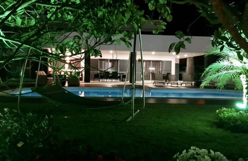 Fenais da Luz House | Large 6 rooms Luxury Home with Pool and Hot tub