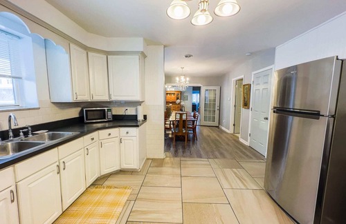 Niagara Falls House | Large 6BR, 6BA in the Heart of Niagara Falls