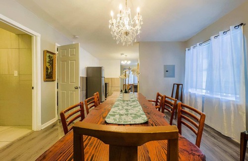 Niagara Falls House | Large 6BR, 6BA in the Heart of Niagara Falls