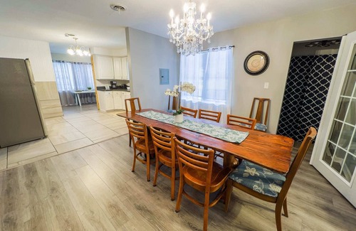 Niagara Falls House | Large 6BR, 6BA in the Heart of Niagara Falls