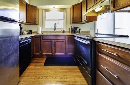 Dicken House | Large 6BR Stadium Getaway, Walk to the Big House!