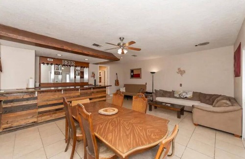 San Marcos House | Large and Cozy Home Near River and Downtown