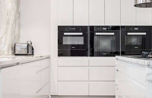 Hampton House | Large and Luxe in Hampton Parkside