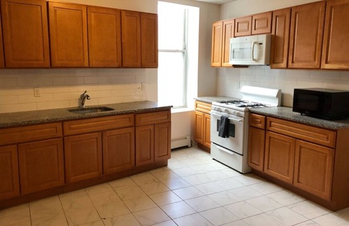 Elizabeth Apartment | Large and private apartment that sleeps up to 10 people comfortably with direct NYC Manhattan train only 5 minute walk away