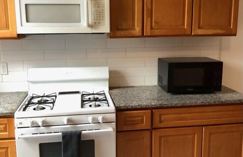 Elizabeth Apartment | Large and private apartment that sleeps up to 10 people comfortably with direct NYC Manhattan train only 5 minute walk away