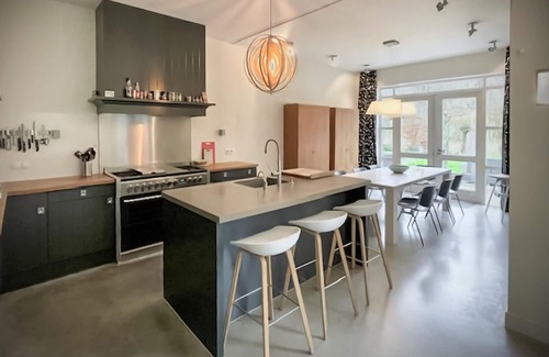 Zeewolde House | Large and stylish vacation home with plenty of space and a private hot tub to relax in.