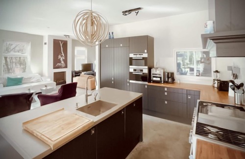 Zeewolde House | Large and stylish vacation home with plenty of space and a private hot tub to relax in.