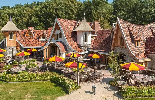 Zeewolde House | Large and stylish vacation home with plenty of space and a private hot tub to relax in.