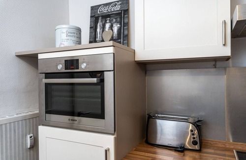 Niestetal Apartment | Large apartment (approx. 75 m²), quiet, close to the city center, south-facing balcony, free parking, WiFi