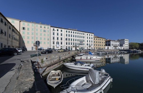 Livorno Apartment | Large apartment in a historic building in the historic center of Livorno.