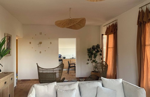 Aleria Apartment | Large apartment on the second floor of a villa overlooking Diana pond