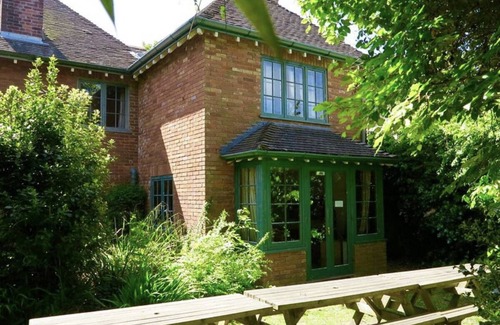 New Forest District Cottage | Large Arts & Crafts Cottage with 7 bedrooms in Lymington near the coast