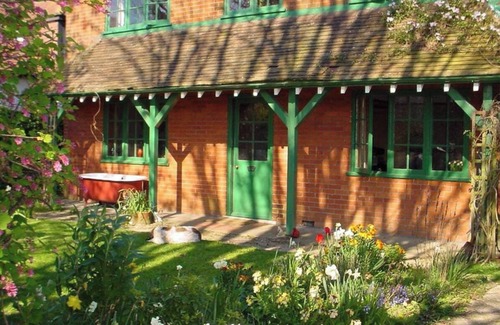 New Forest District Cottage | Large Arts & Crafts Cottage with 7 bedrooms in Lymington near the coast
