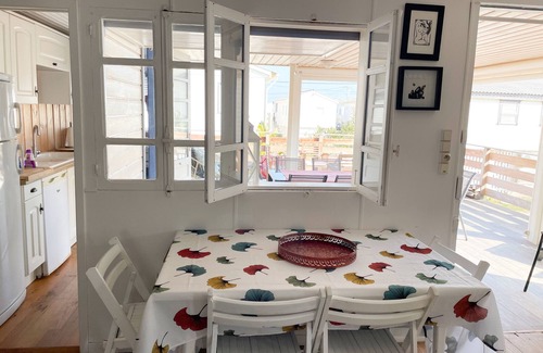 Gruissan Plage Ski Chalet | Large authentic chalet, close to the sea, sleeps 10