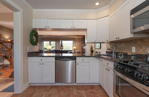 Quechee Condo | Large Backyard, Game Room, Has AC - Saltbox 1D