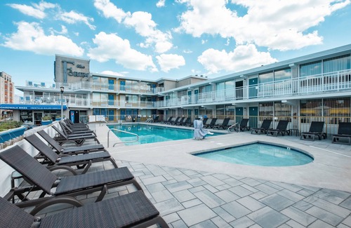 North End Apartment | Large Beach Block 2 Bedroom 1 Bath Apartment
