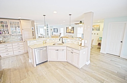 Ventnor City House | LARGE BEACH HOUSE SLEEPS 10, 4 BLOCKS FROM THE BEACH & WALKING DISTANCE TO SHOPS